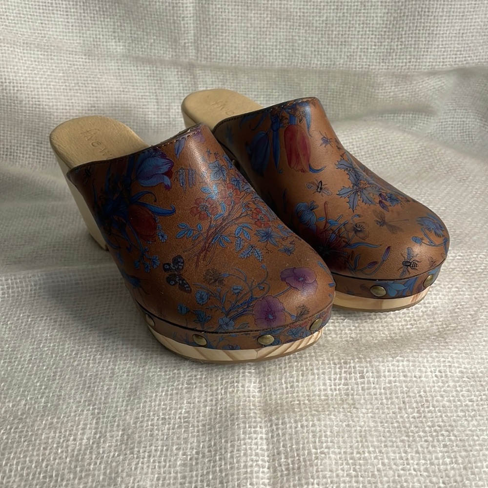 Five Worlds - Wood Platform Clog